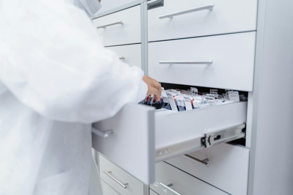 pexels-photo-9574346-9574346 A healthcare professional accesses medical files in a sterile laboratory setting.